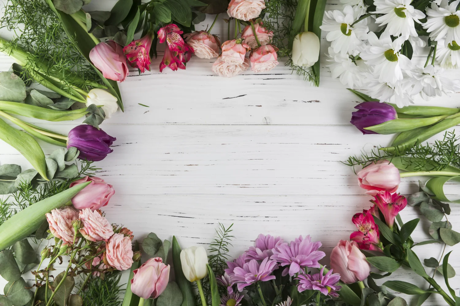 Schöne bunte Blumen auf weißem Tisch, Vorlage