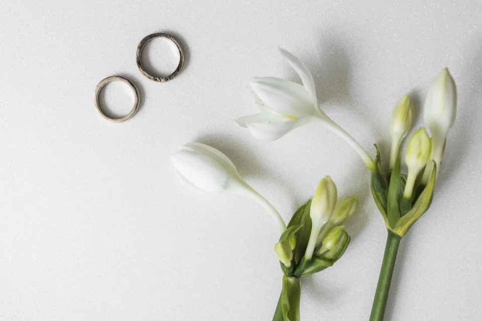 Zwei Korb mit Blumen vor grauem Hintergrund