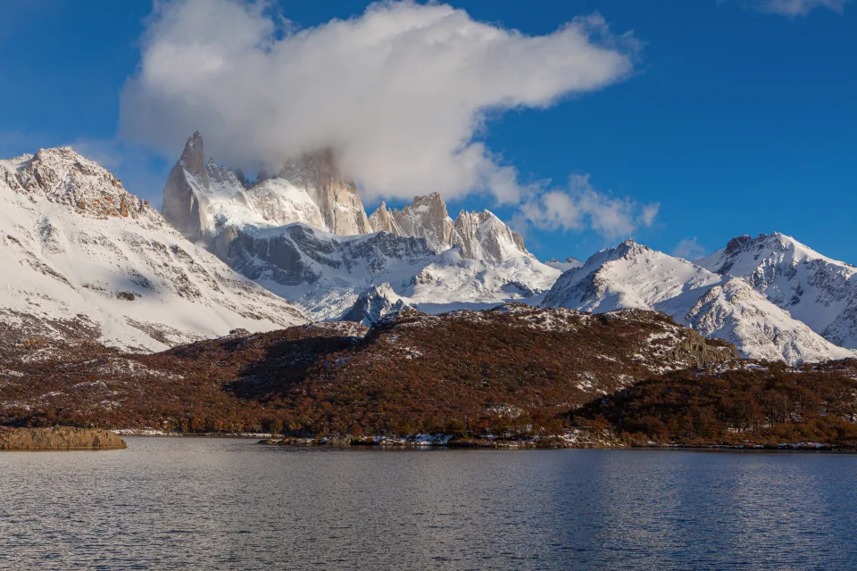 Berg Gipfel am See im Schnee