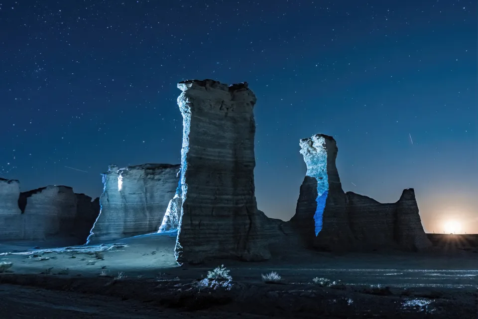 Berg Monument unter nächtlichem sternklarem Himmel