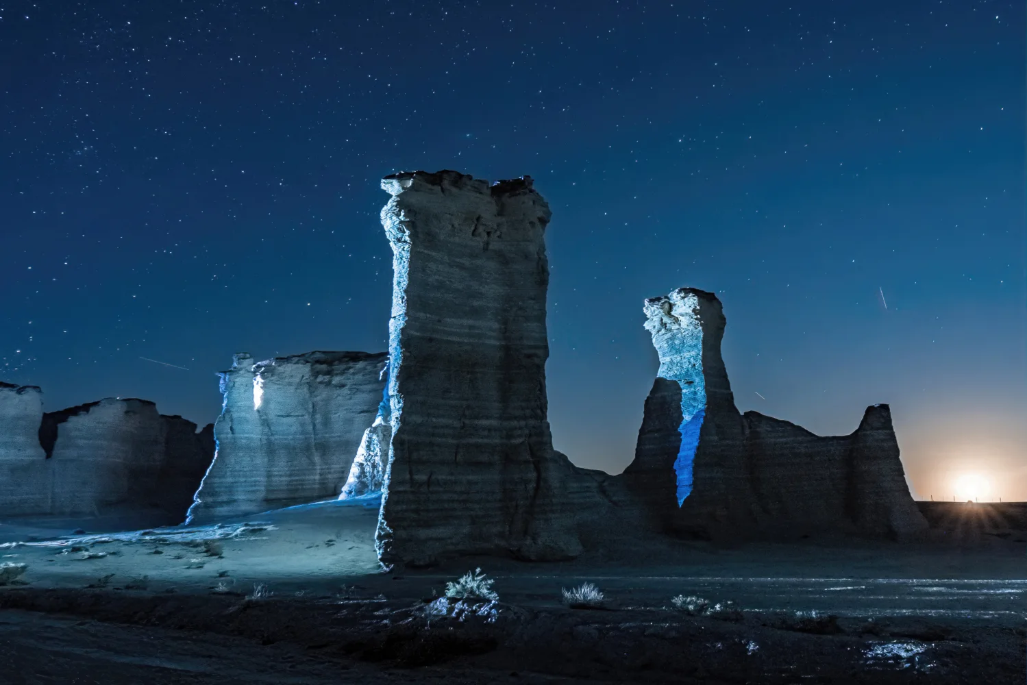 Berg Monument unter nächtlichem sternklarem Himmel