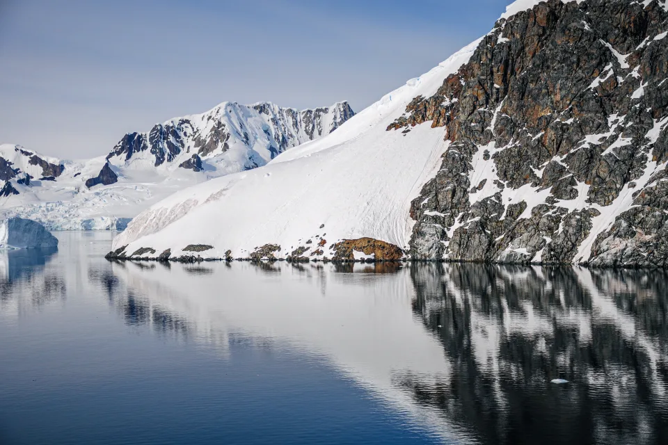 Berge schneebedeckte am Ufer Ozean, Antarktis