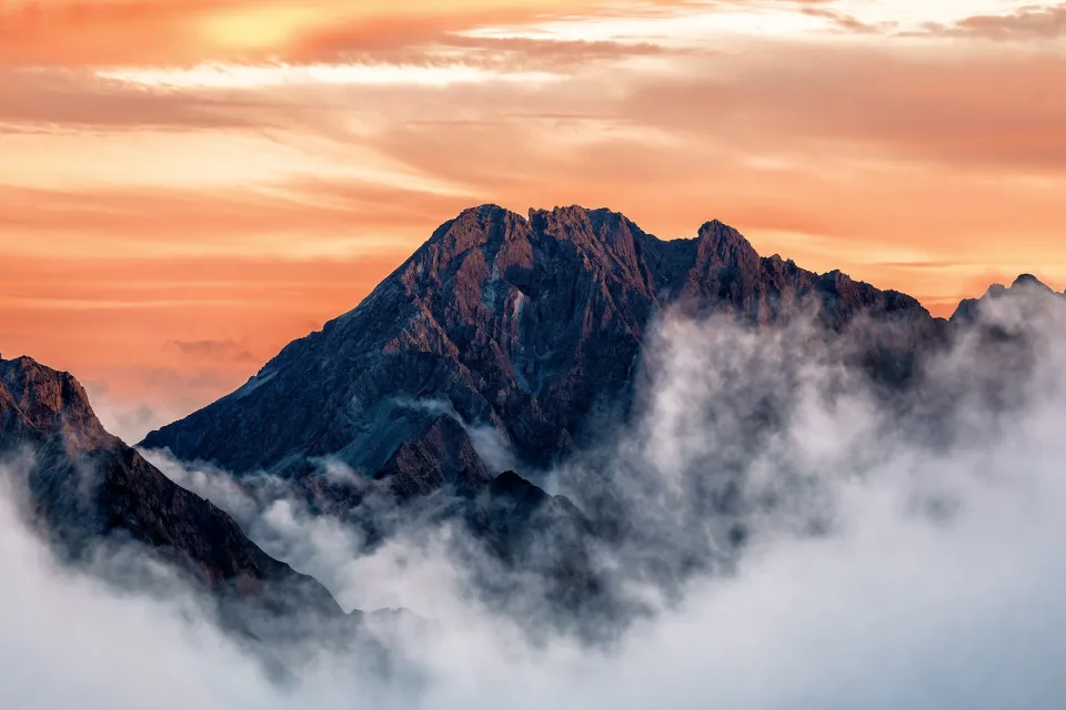 Berge unter einem schönen Himmel in den Wolken