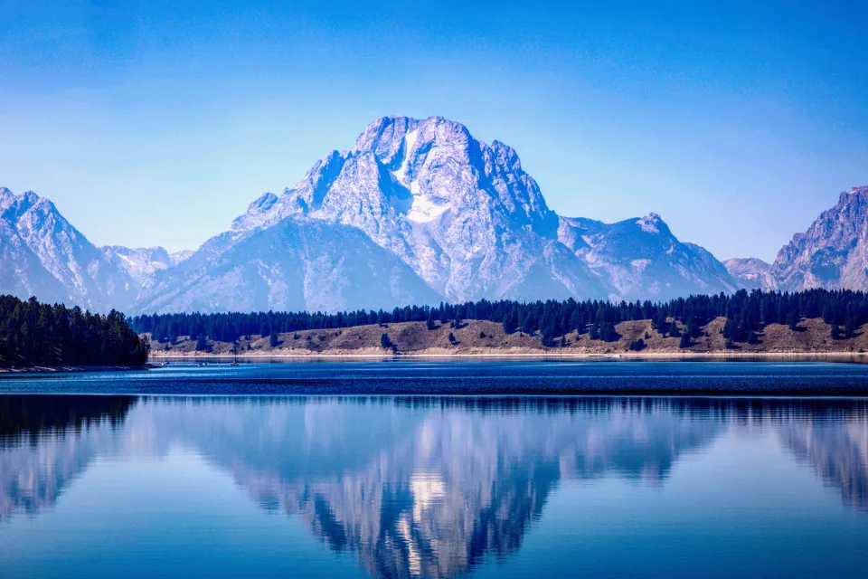 Blick auf Berg Gipfel am See