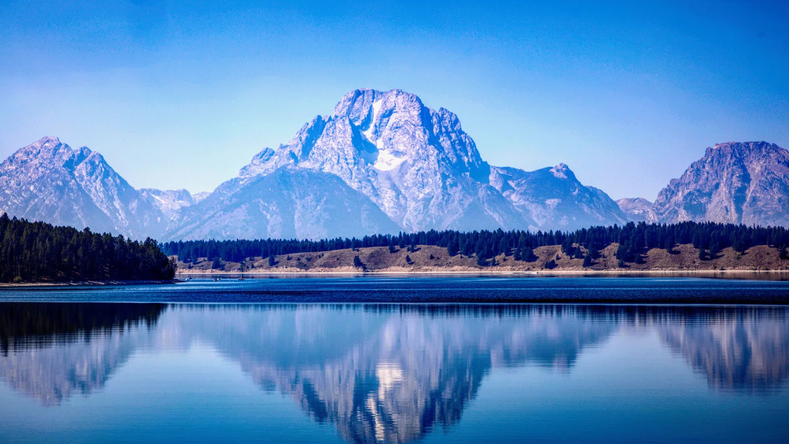 Blick auf Berg Gipfel am See