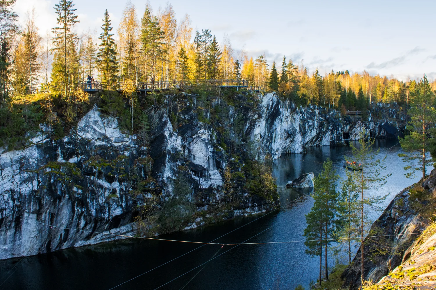 Blick auf Klippen bedeckter Baum am Wasser