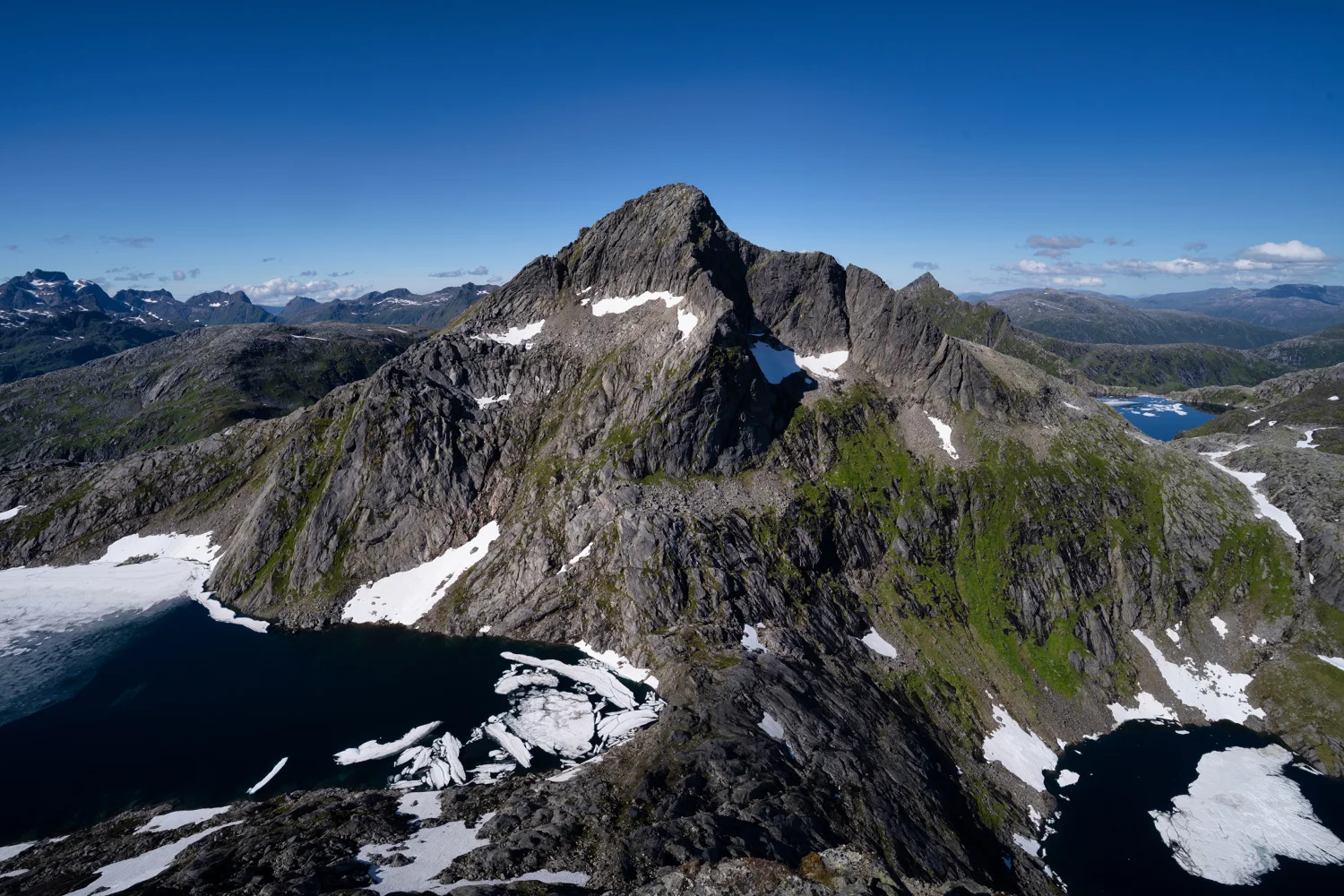 Blick auf hohe Berge unter hellblauem Himmel