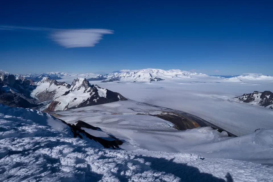 Blick auf verschneite Berge unter hellblauem Himmel, Argentinien