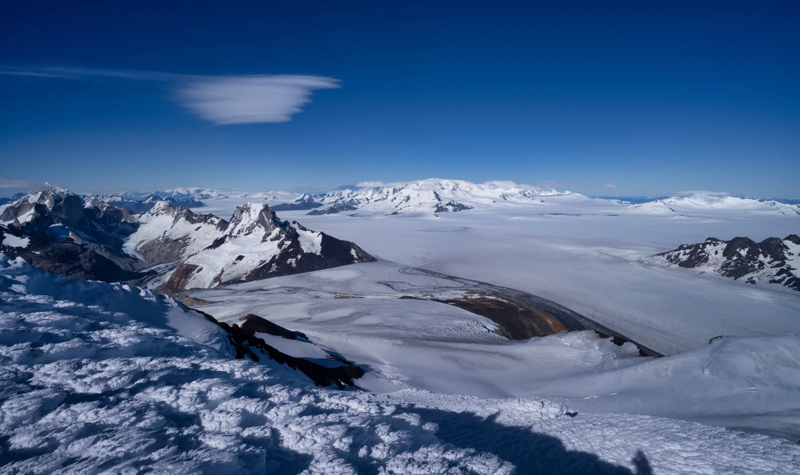 Blick auf verschneite Berge unter hellblauem Himmel, Argentinien