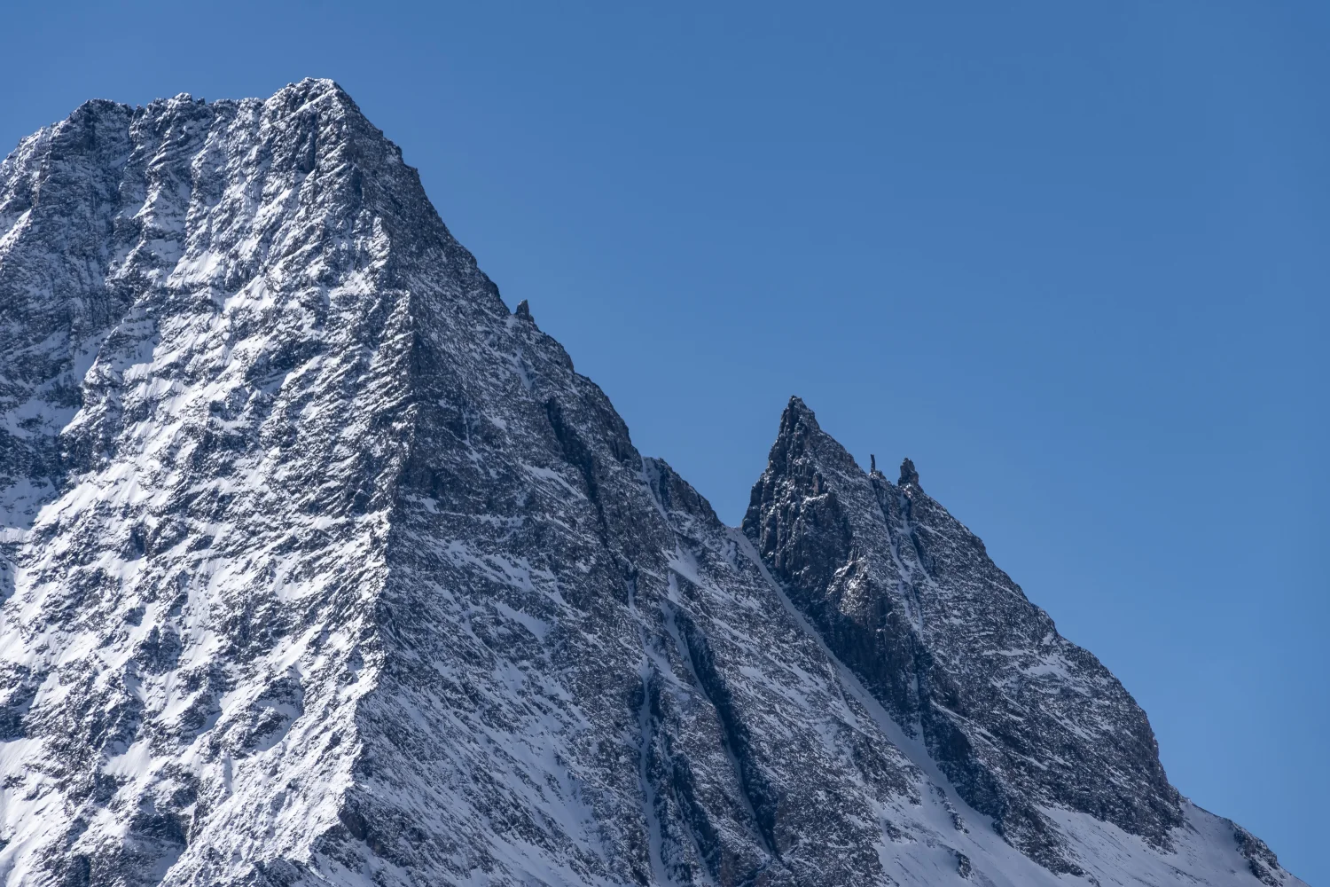 Coole Gipfel schneebedeckte Berge vor hellblauem Himmel