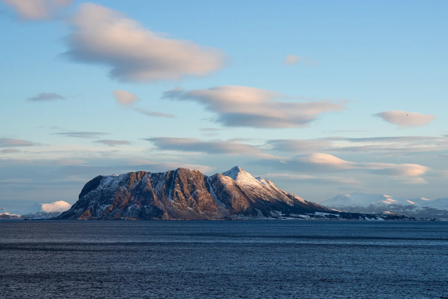 Felsen im Sonnenlicht im Meer
