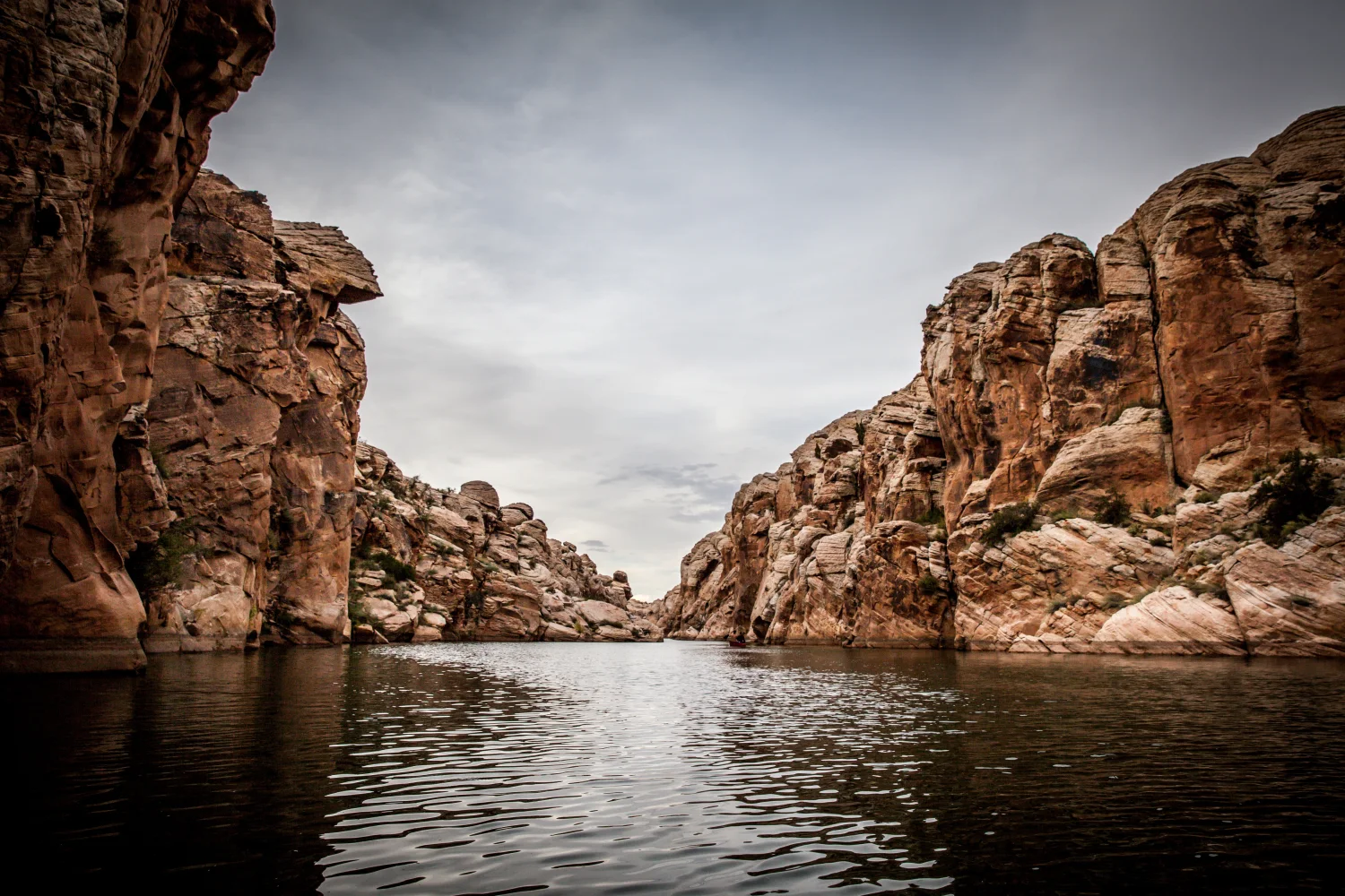Felsen spiegeln sich im Wasser Fluss