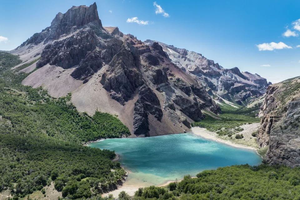 Hohe Berg Gipfel mit hellblauem See, Argentinien