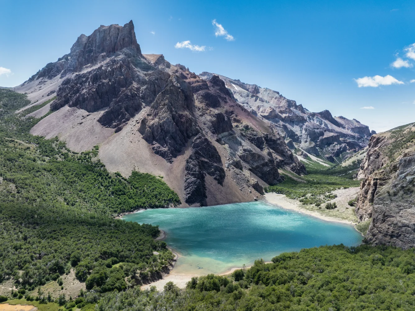 Hohe Berg Gipfel mit hellblauem See, Argentinien