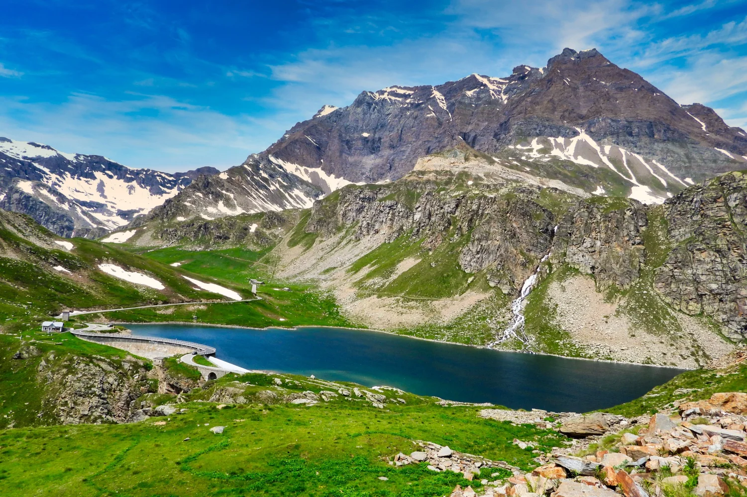 Hohe felsige Berge unter hellblauem Himmel