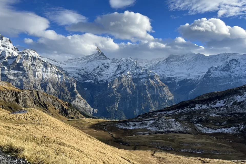 Hohe schneebedeckte Berge in weißen Wolken
