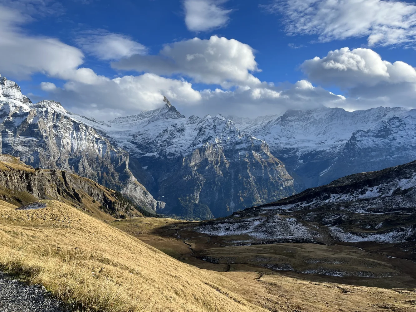 Hohe schneebedeckte Berge in weißen Wolken