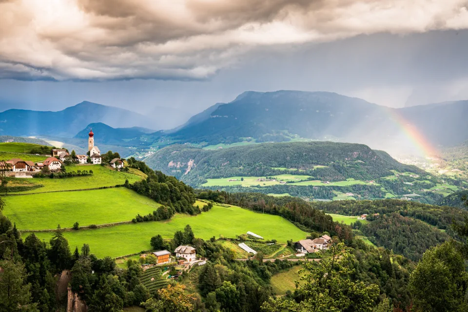 Regen bedeckte grüne Berge