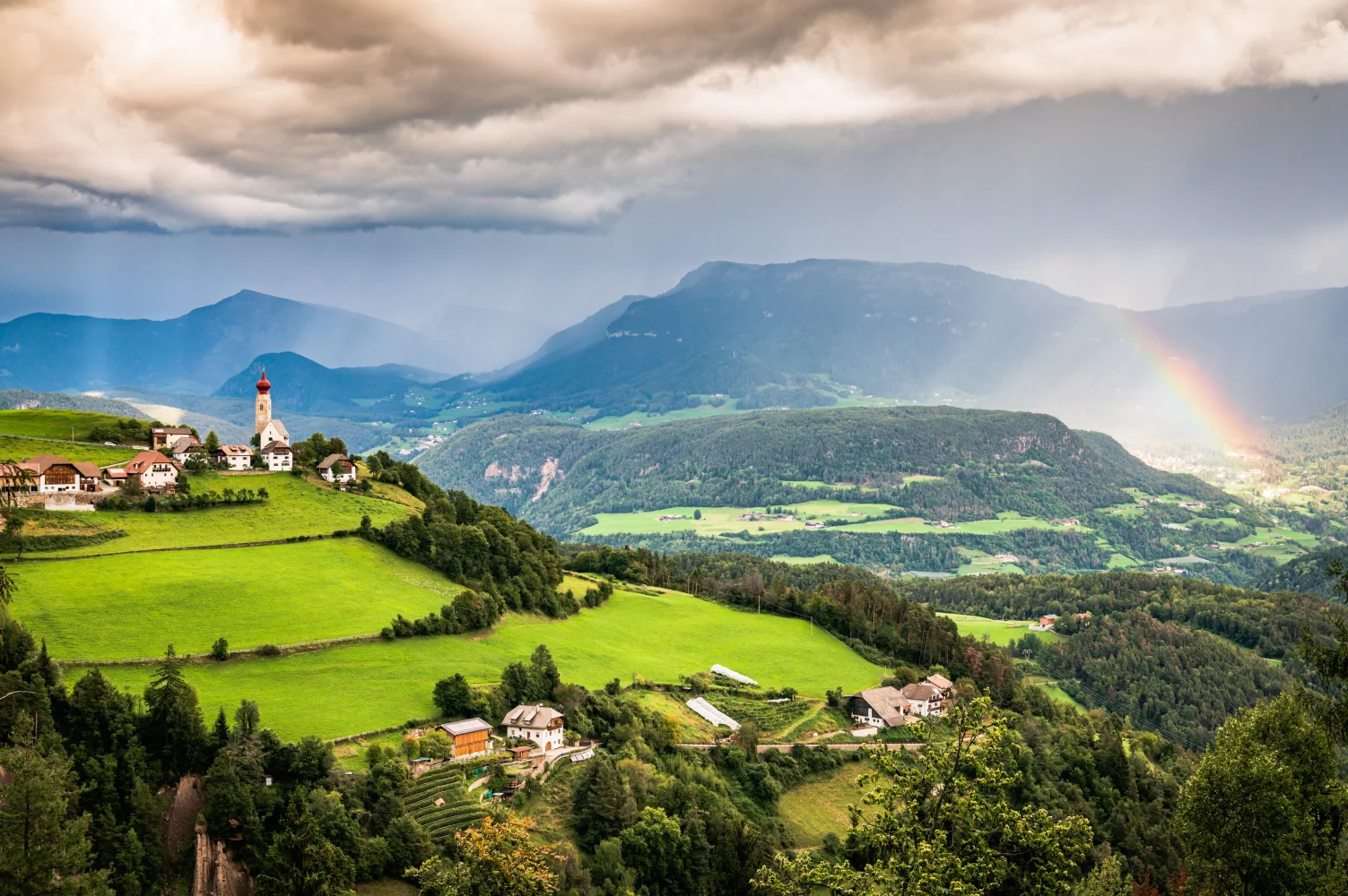 Regen bedeckte grüne Berge