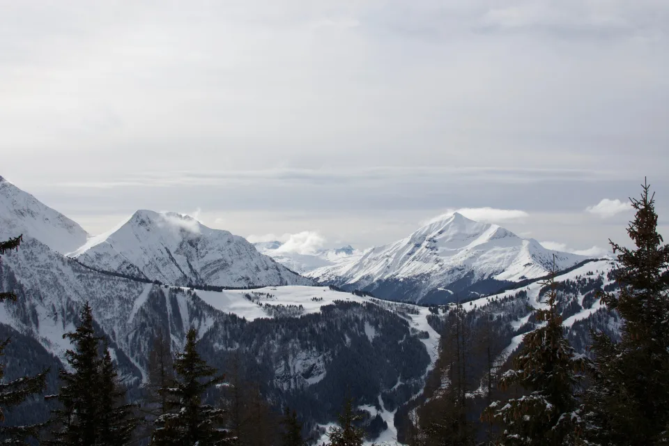 Scharfe Gipfel schneebedeckten Berg