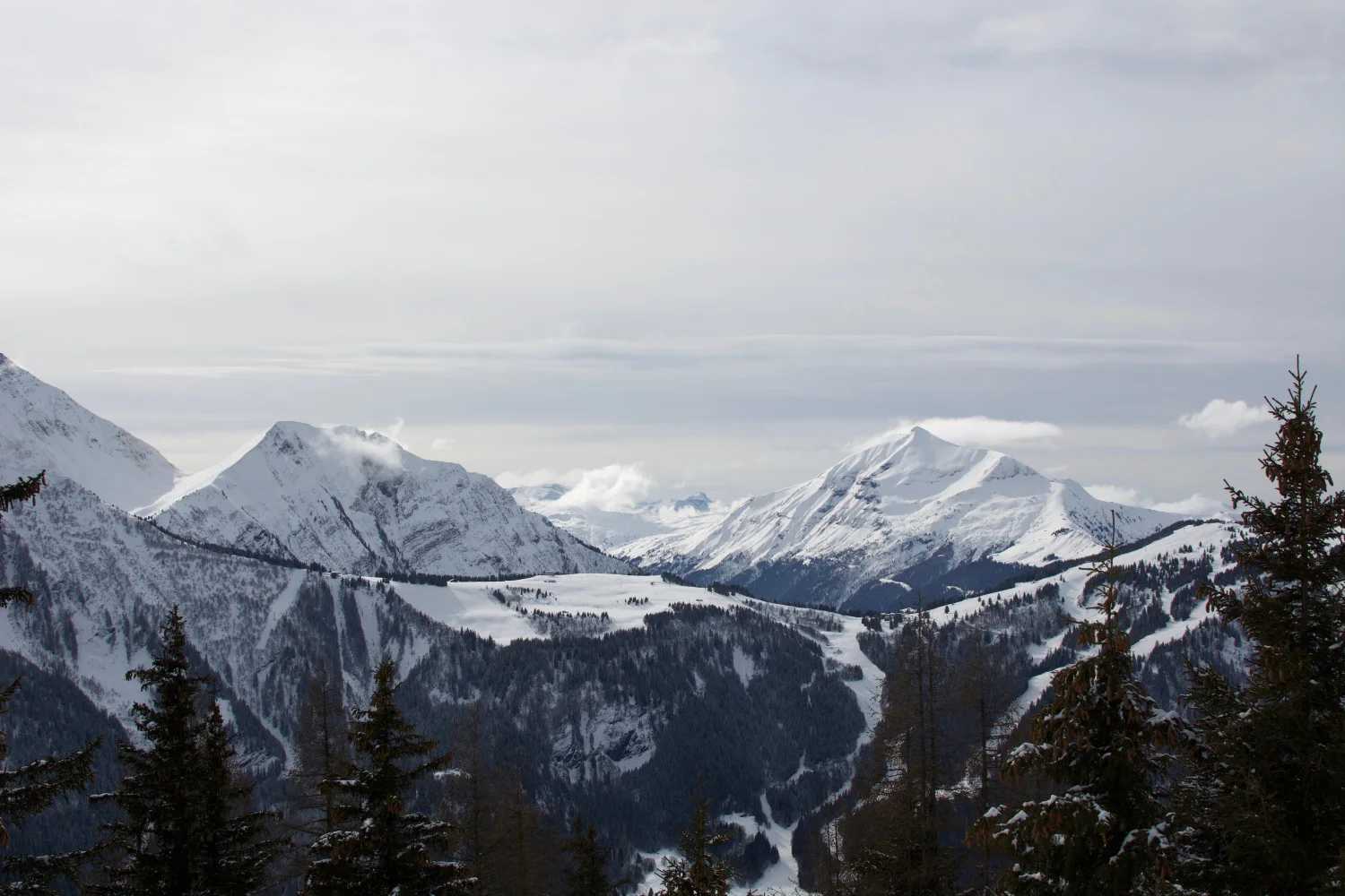 Scharfe Gipfel schneebedeckten Berg
