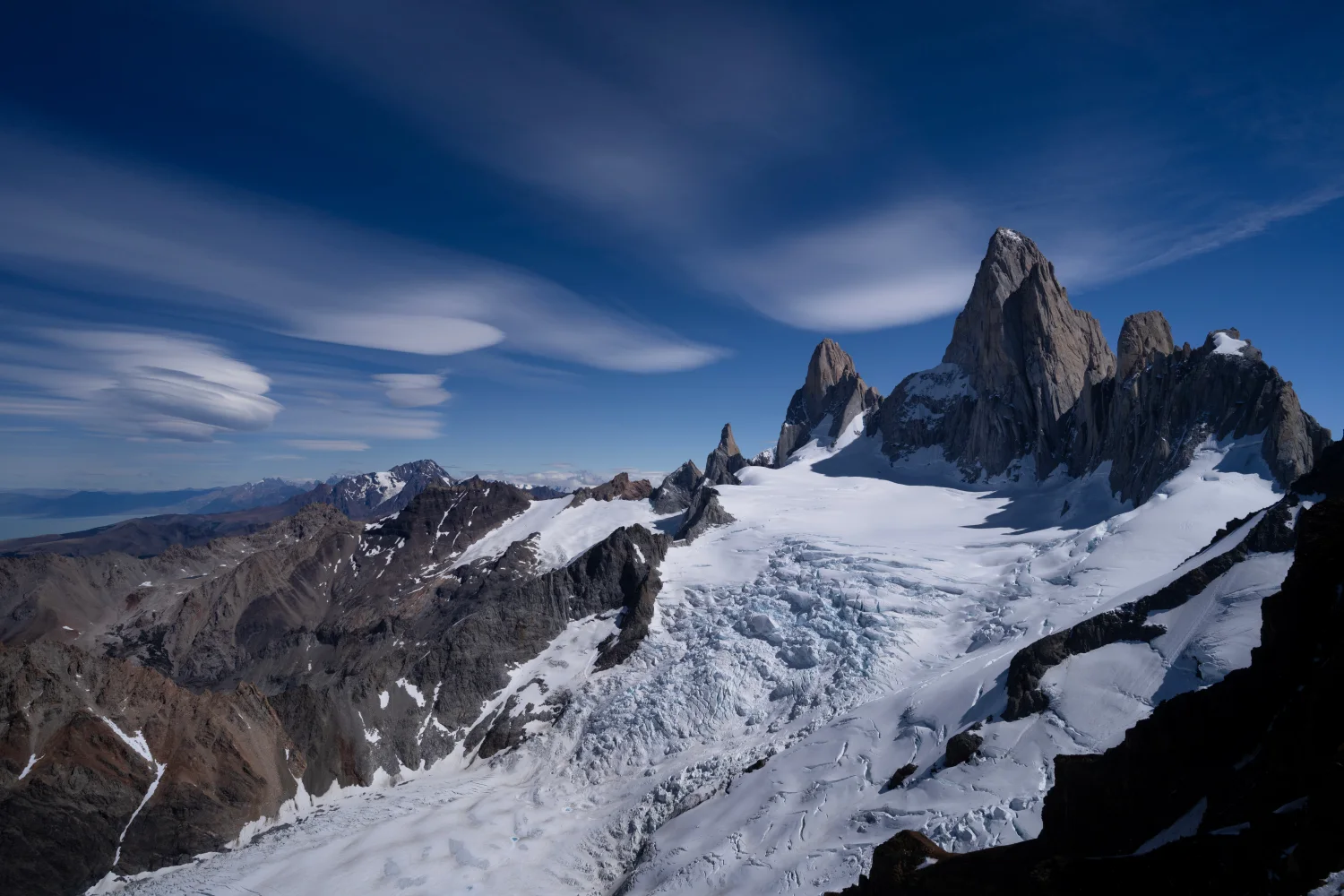 Schnee auf Berg Gipfel Fitz Roy unter hellblauem Himmel, Argentinien