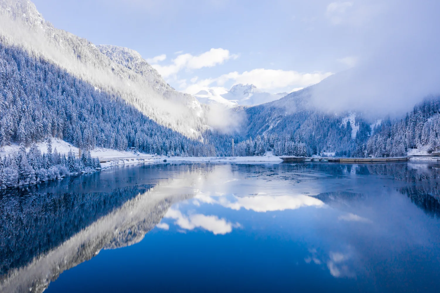 Schneebedeckte Berge bei eines vereisten Sees