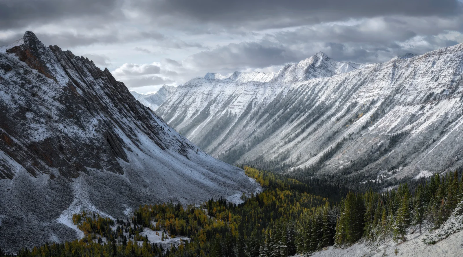 Schneebedeckte Berge unter Gewitter Himmel