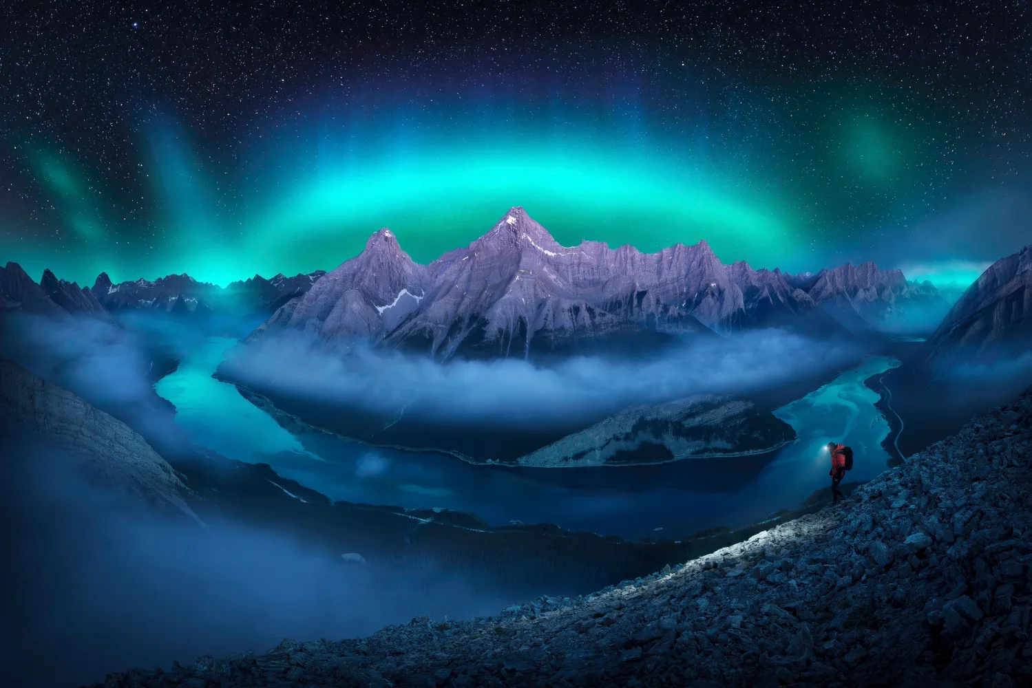 Schöne Aussicht von oben auf Nordlichter über Berge