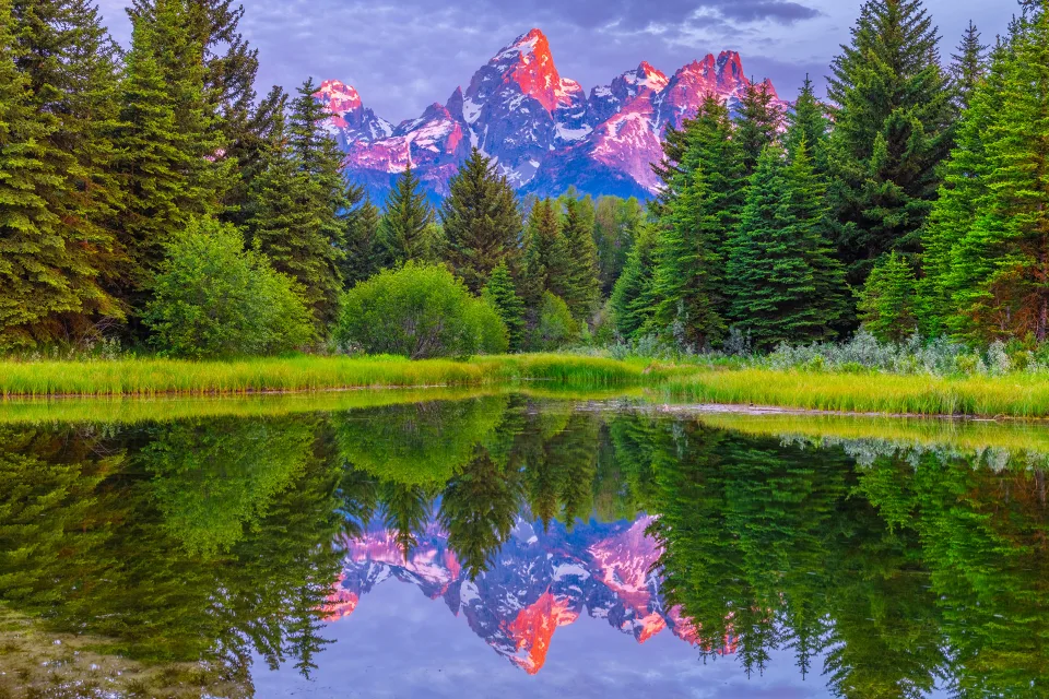 Schöner Berg Landschaft im Sonnenlicht spiegelt sich im Wasser