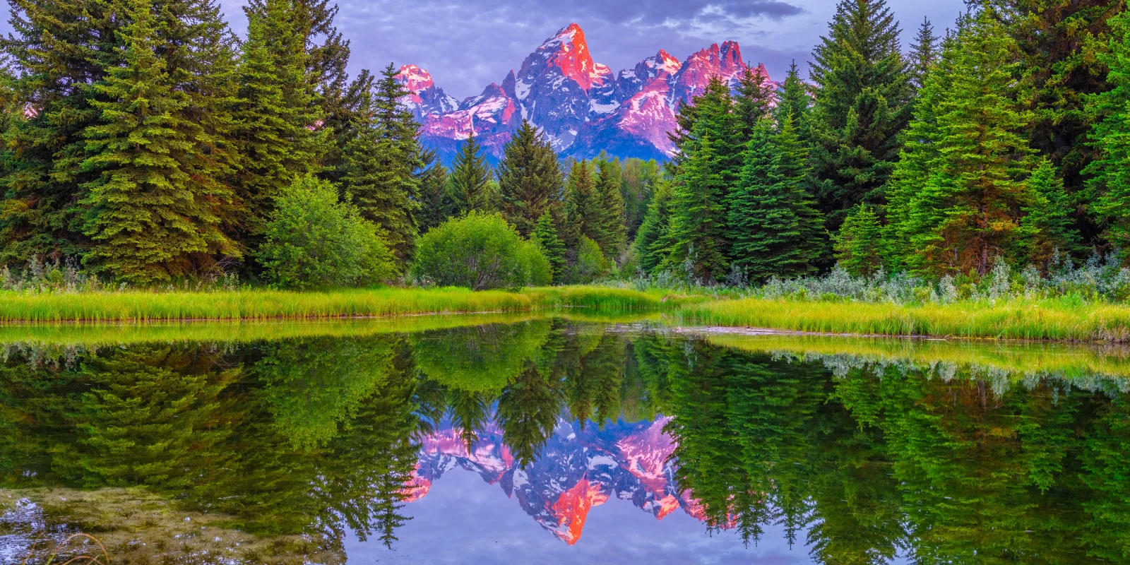 Schöner Berg Landschaft im Sonnenlicht spiegelt sich im Wasser