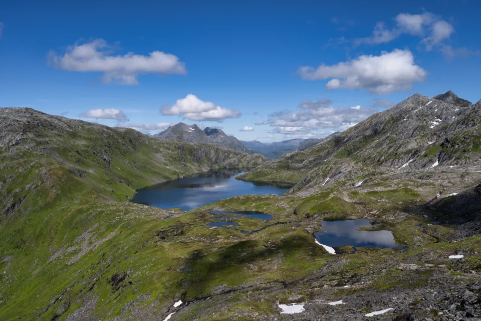 Schöner Blick auf Berg Schlucht mit Wasser