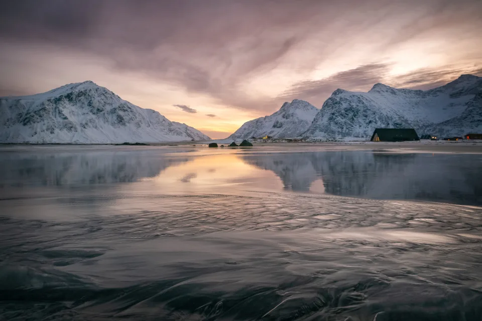 Schöner Blick auf Berge bei Sonnenaufgang, Insel
