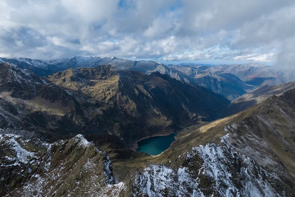 Schöner Blick auf Berge unter weißen Wolken