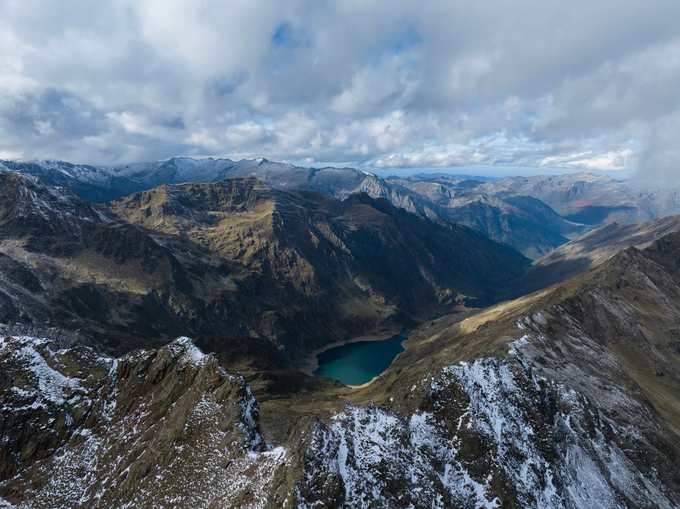 Schöner Blick auf Berge unter weißen Wolken