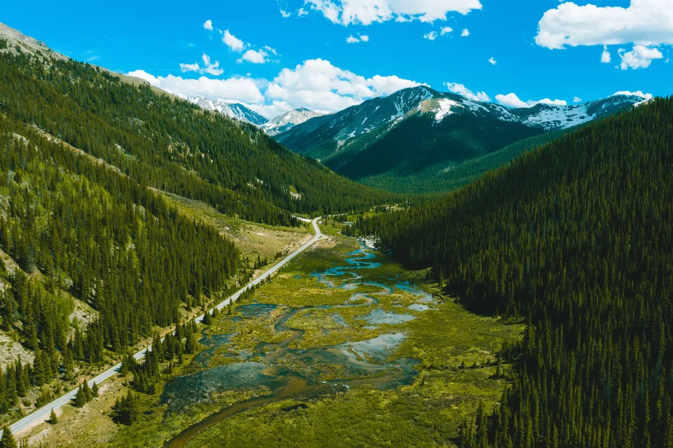 Schöner Blick auf Fluss und bedeckte Grün Berge