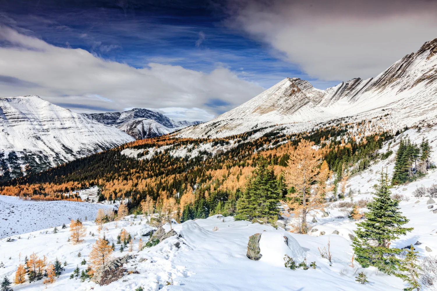 Schöner Blick auf Kalte verschneite Berge