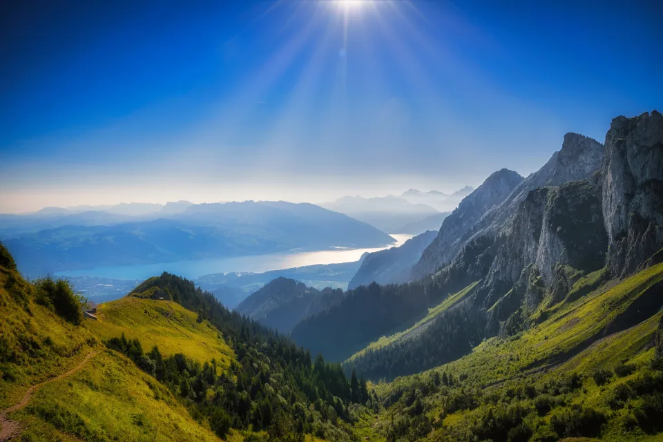 Schöner Blick auf Schweizer Alpen im Sonnenlicht