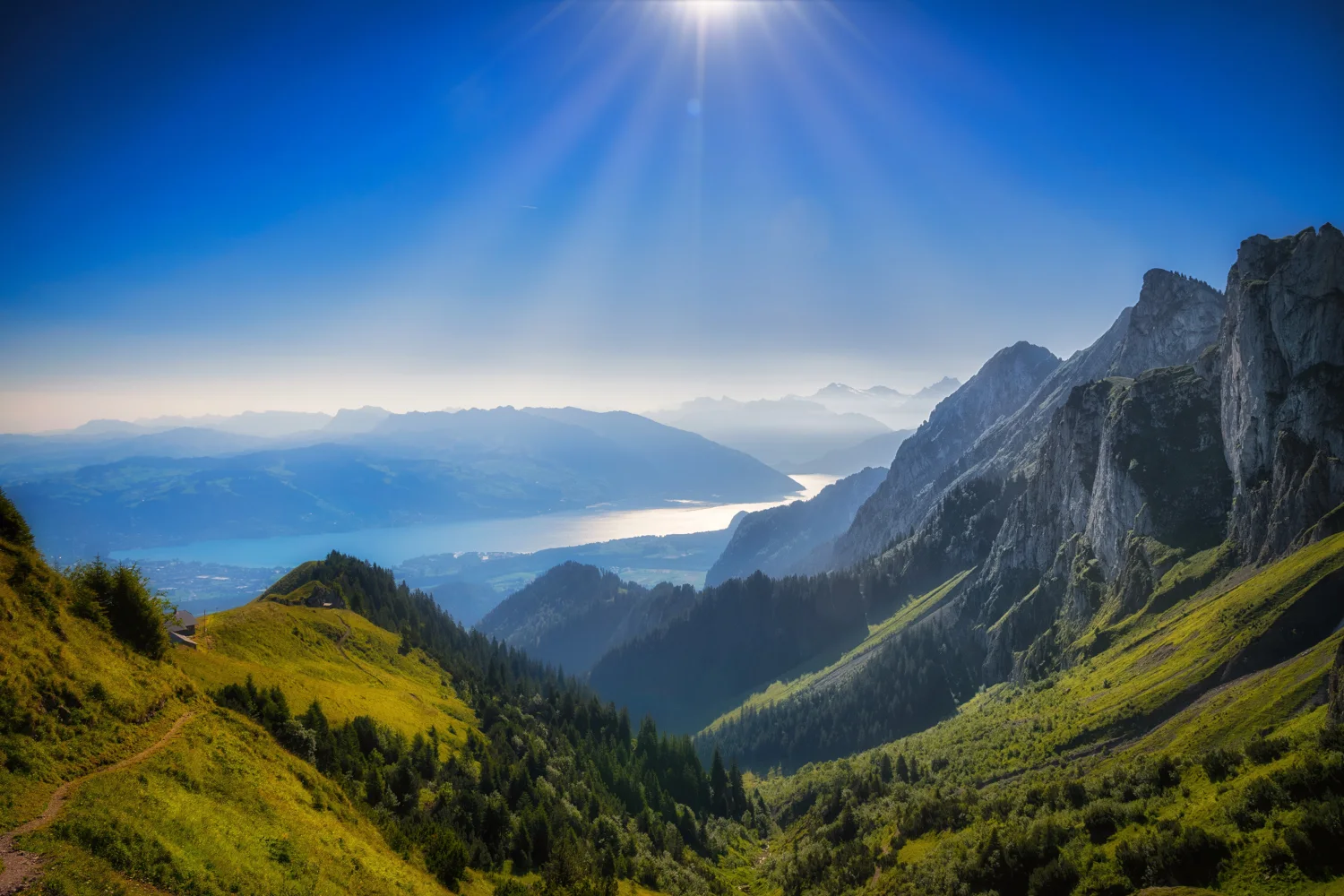 Schöner Blick auf Schweizer Alpen im Sonnenlicht