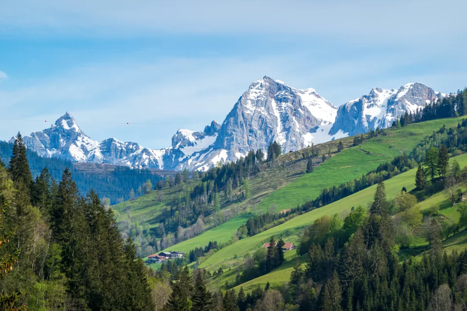 Schöner Blick auf verschneite Alpen unter hellblauem Himmel, Österreich