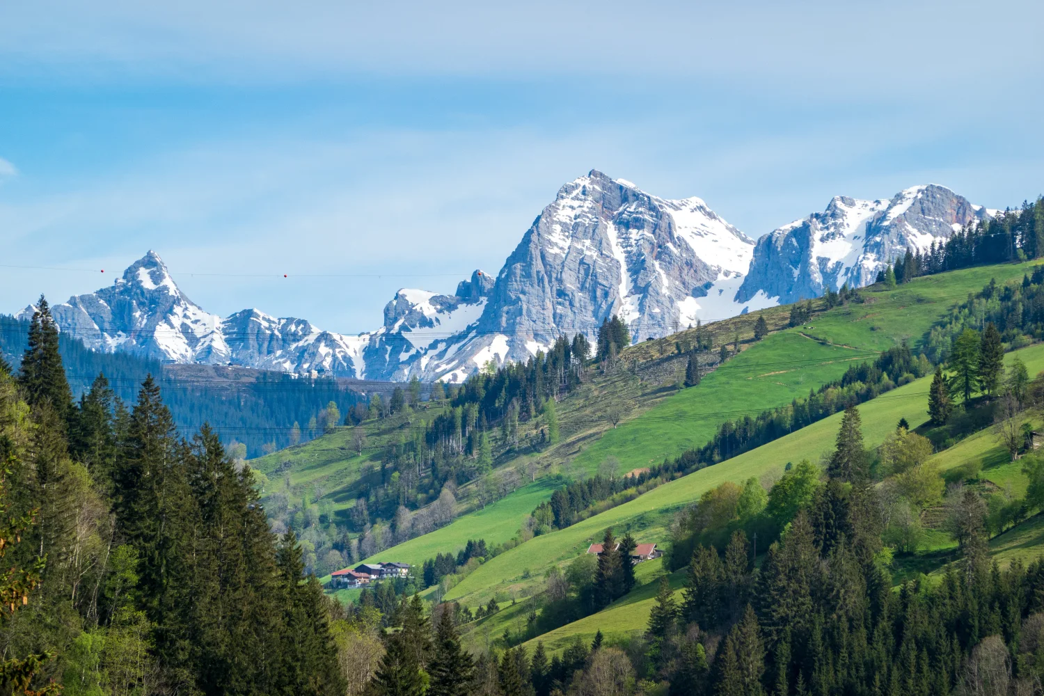 Schöner Blick auf verschneite Alpen unter hellblauem Himmel, Österreich