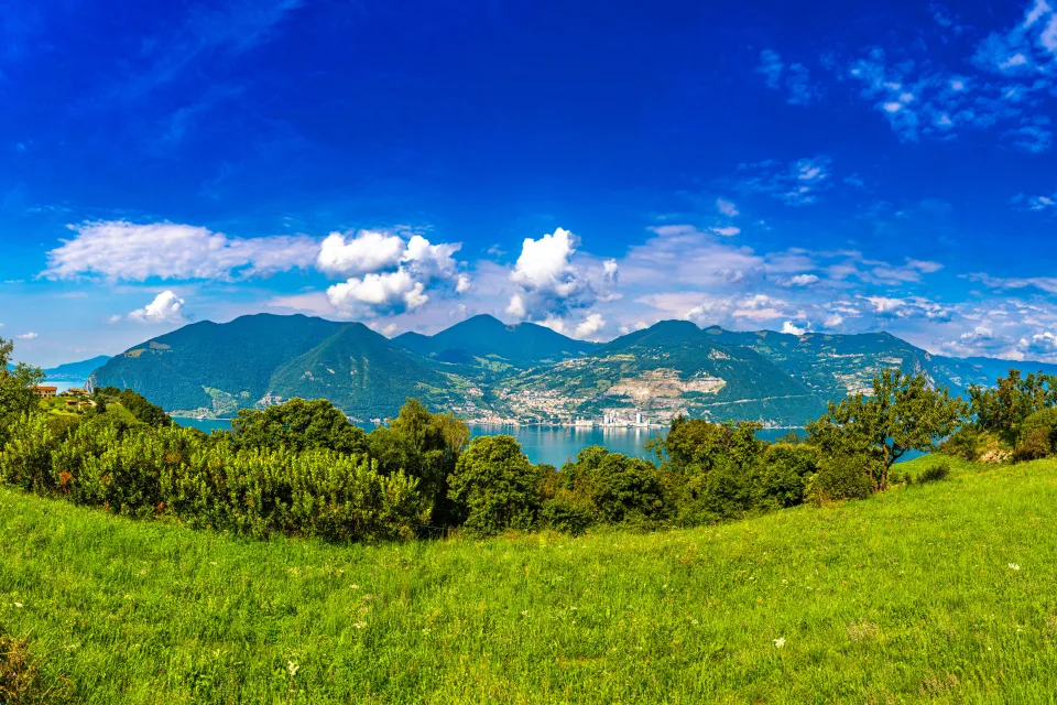 Schönes Panorama auf Berge und Gras