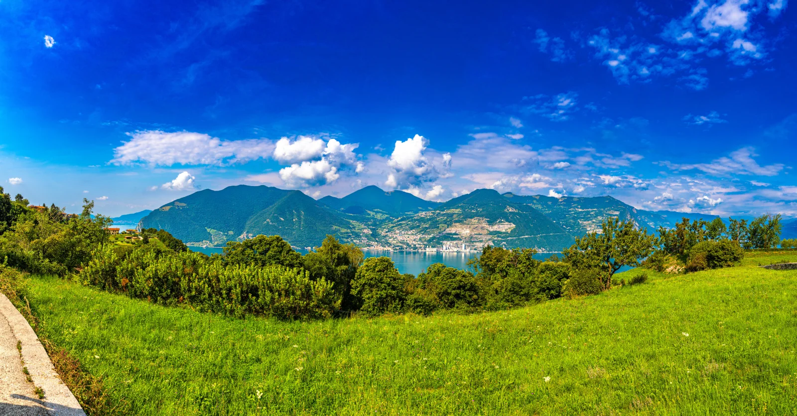 Schönes Panorama auf Berge und Gras