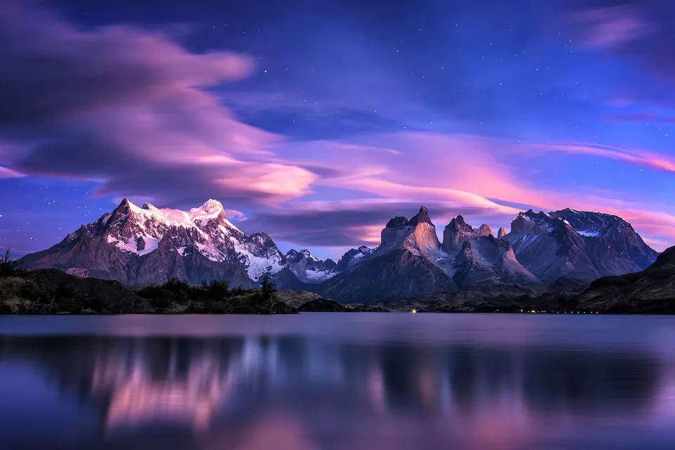 Schönes Violettes Himmel über Berge am See