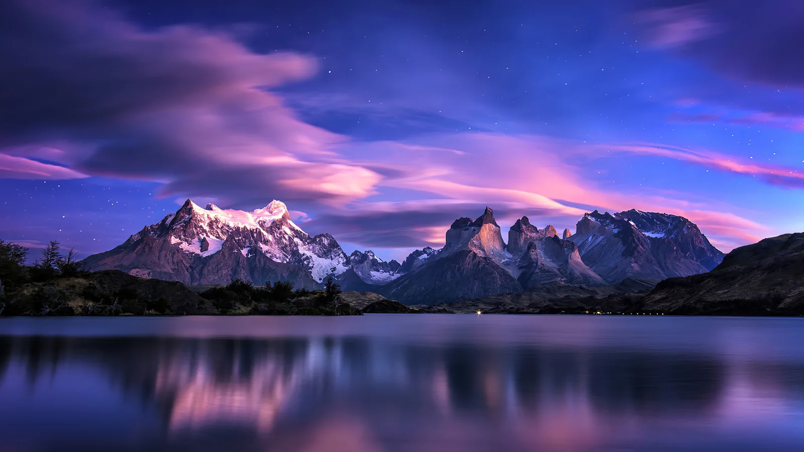 Schönes Violettes Himmel über Berge am See