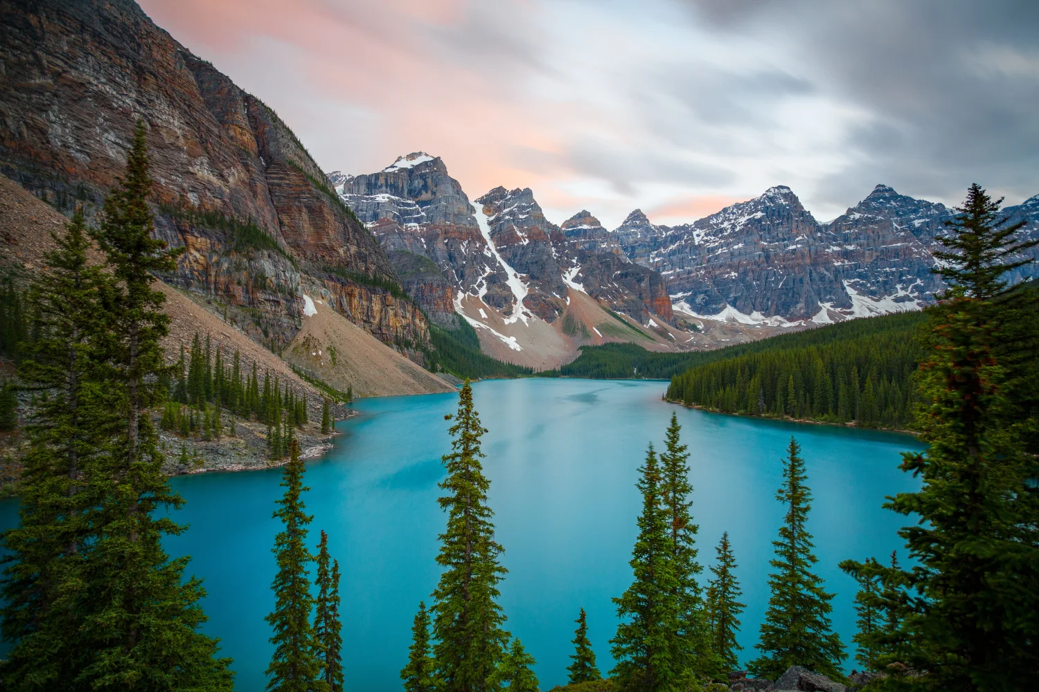 Snow Berge Moraine Lake