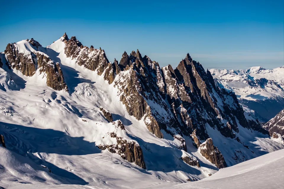 Sonne bedeckt verschneite Berge
