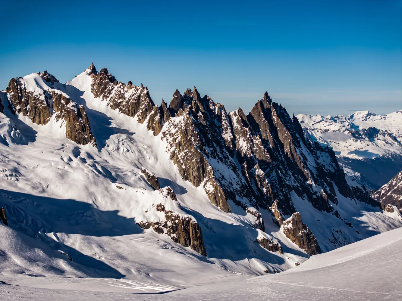 Sonne bedeckt verschneite Berge