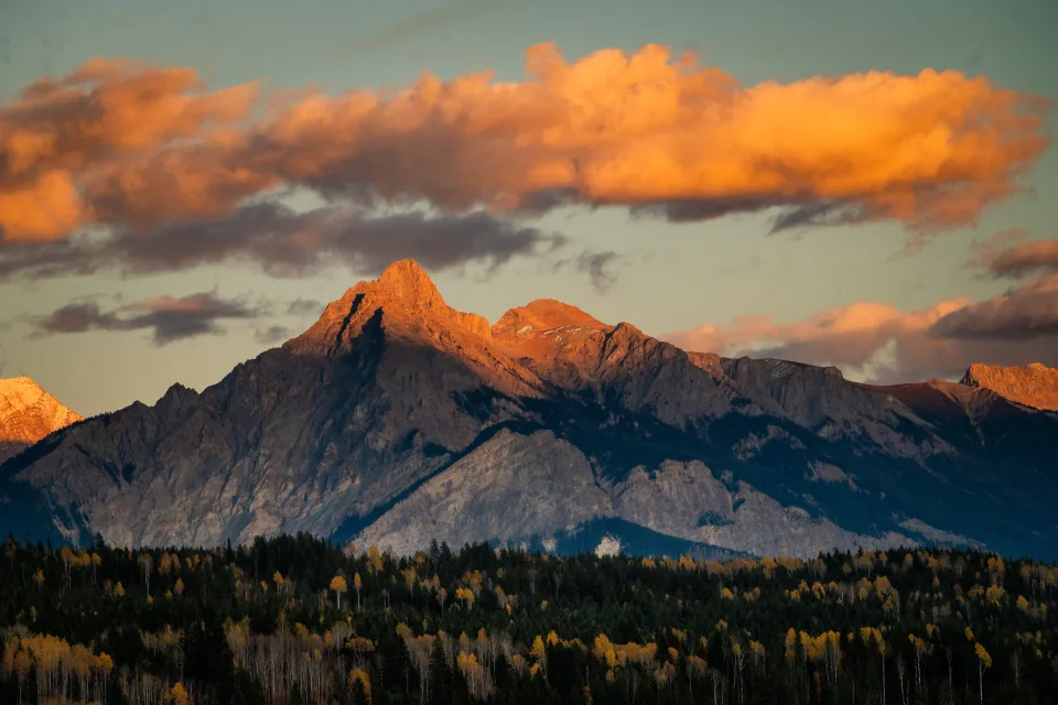 Sonne zwischen Wolken beleuchtet Gipfel Berge