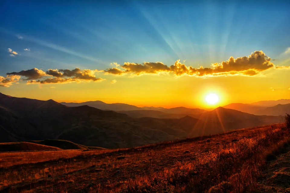 Sonnenaufgang leuchtenden Sonne in Himmel über Berge